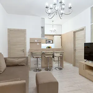 https://center-3-rooms-modern-designed-appartment.hotels-of-kiev.com